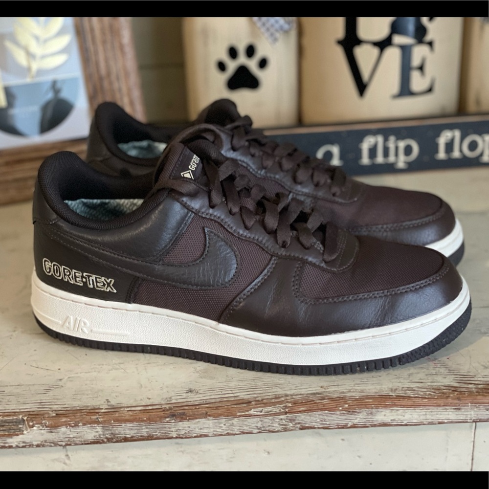 Men Size 9.5 Nike Air Force 1 Gore-Tex! Excellent condition!